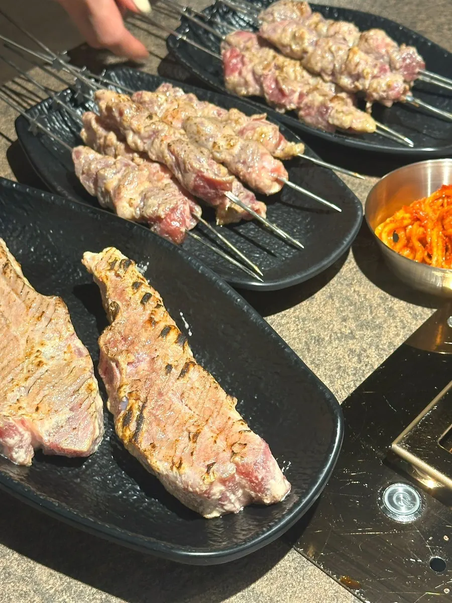 숄더랙과 꼬치 2종이 차려진 테이블