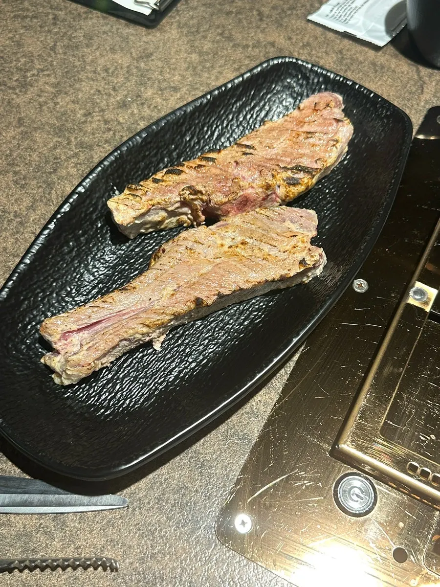 노릇하게 익어가는 숄더랙 양갈비