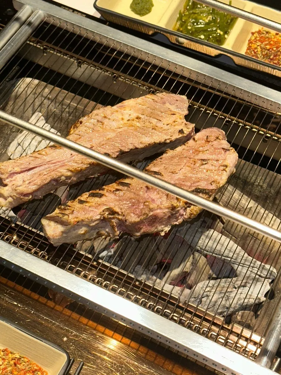 직원이 구워주는 숯불 양갈비