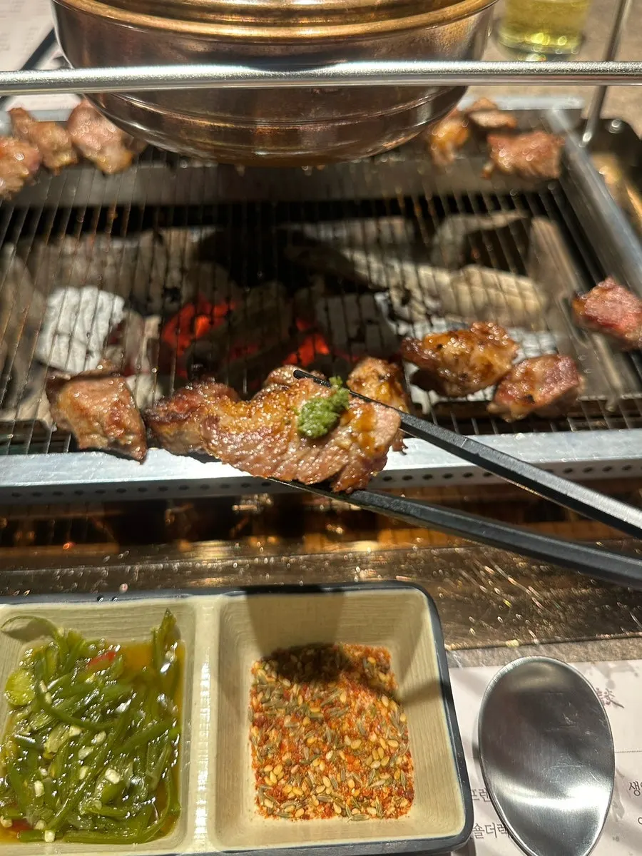 살이 두툼하게 붙은 숄더랙 한 점