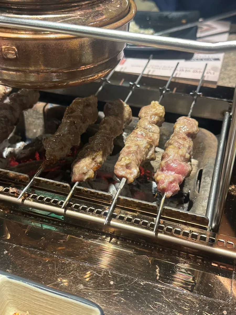 기계에 돌아가는 두툼양꼬치