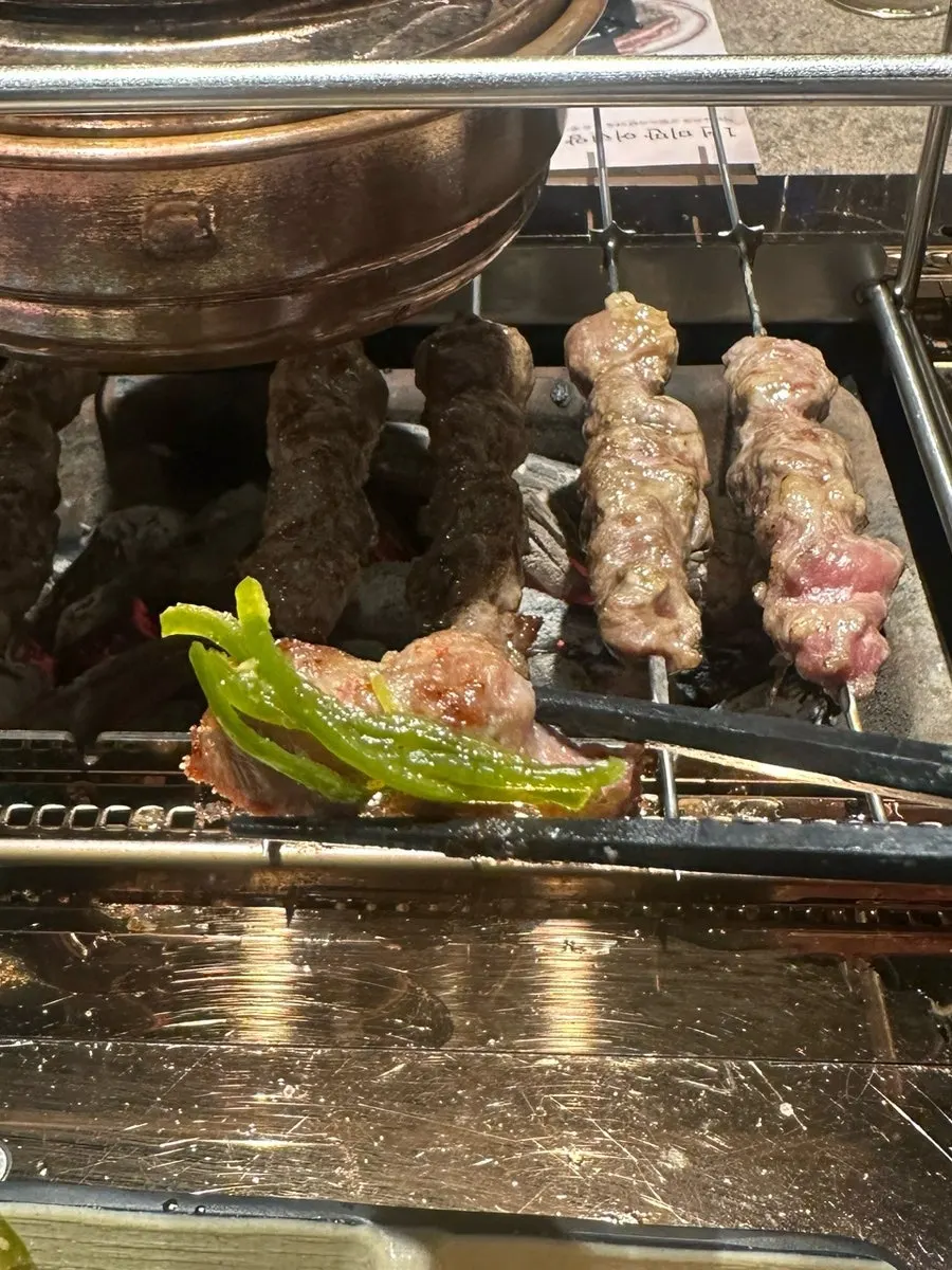 노릇하게 구워진 두툼양꼬치