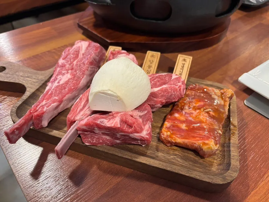접시에 담겨 나온 냉장 양갈비