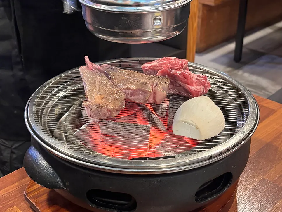 참숯화로에 올려 굽는 양갈비