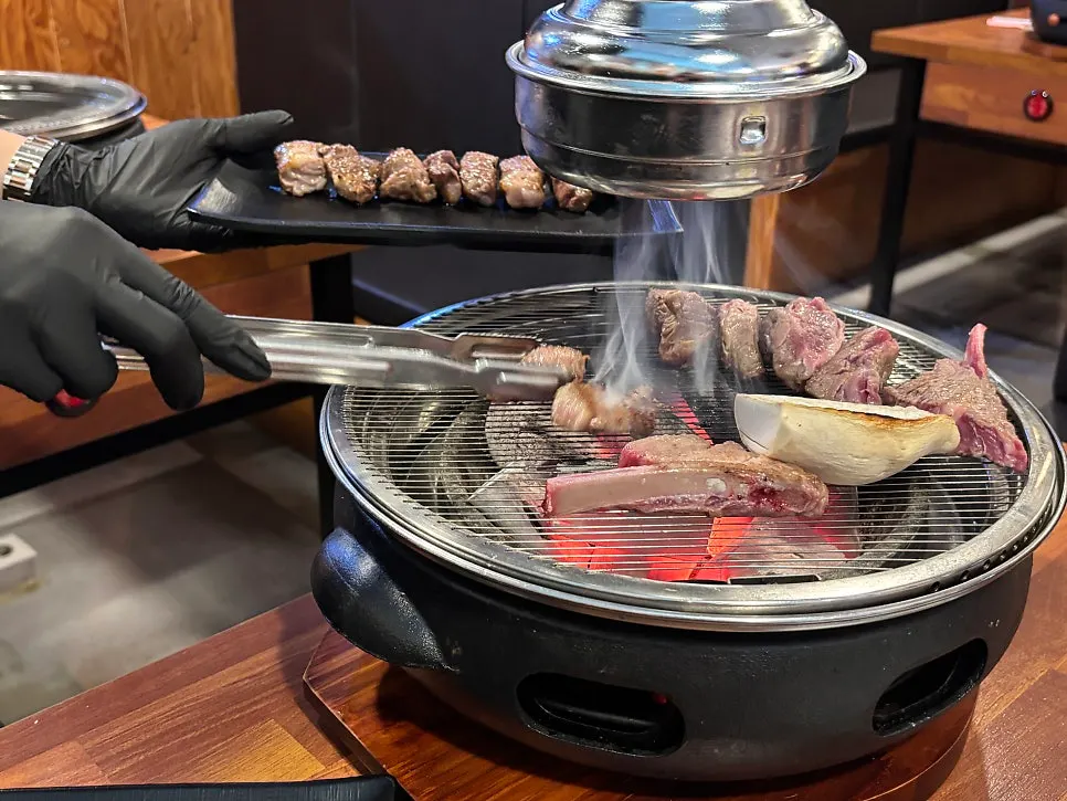참숯불 위에서 익어가는 양고기