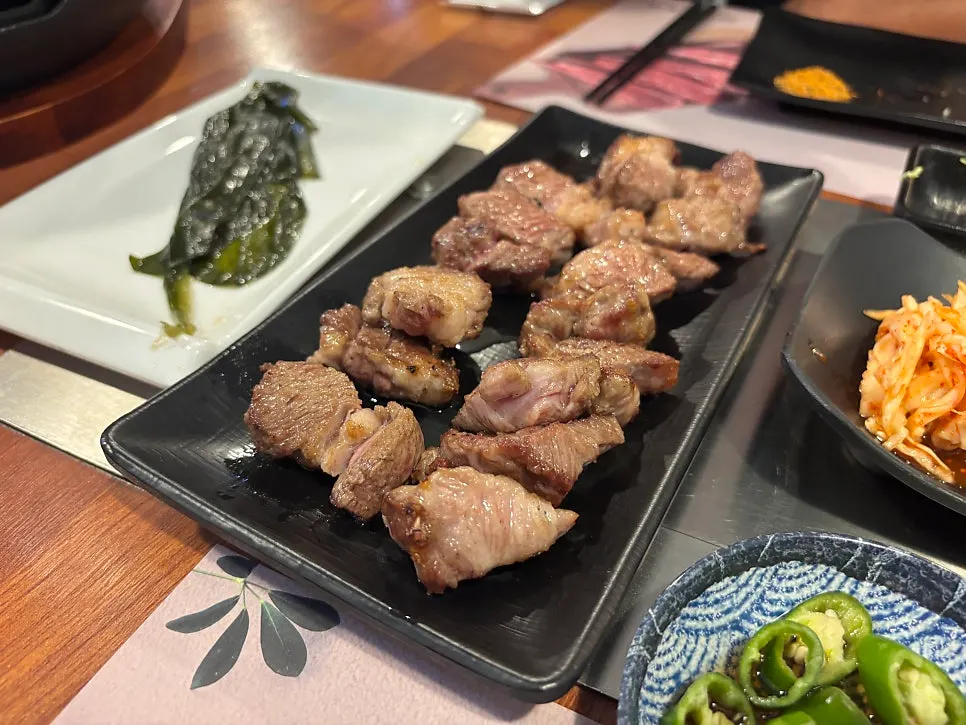 먹기 좋게 커팅해 그릇에 담아준 양갈비