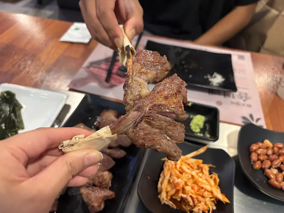 참숯에 구운 양갈비 한 점