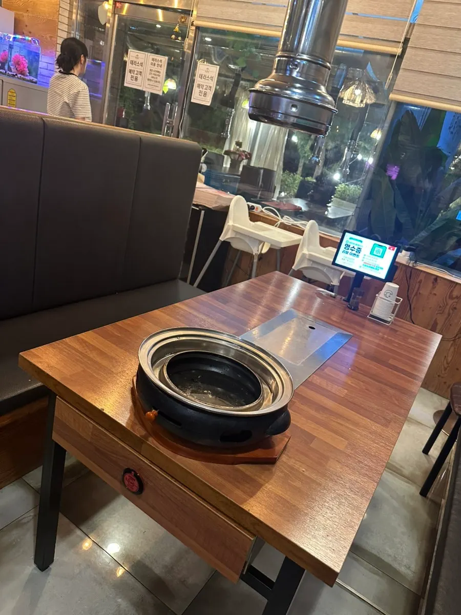 넓고 편안한 식당 좌석