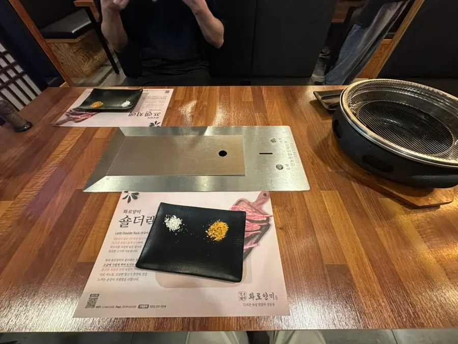 상차림된 스페셜 모듬세트와 밑반찬