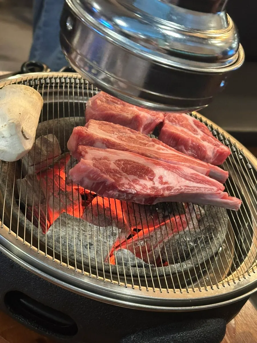 직원이 화로에 구워주는 양고기