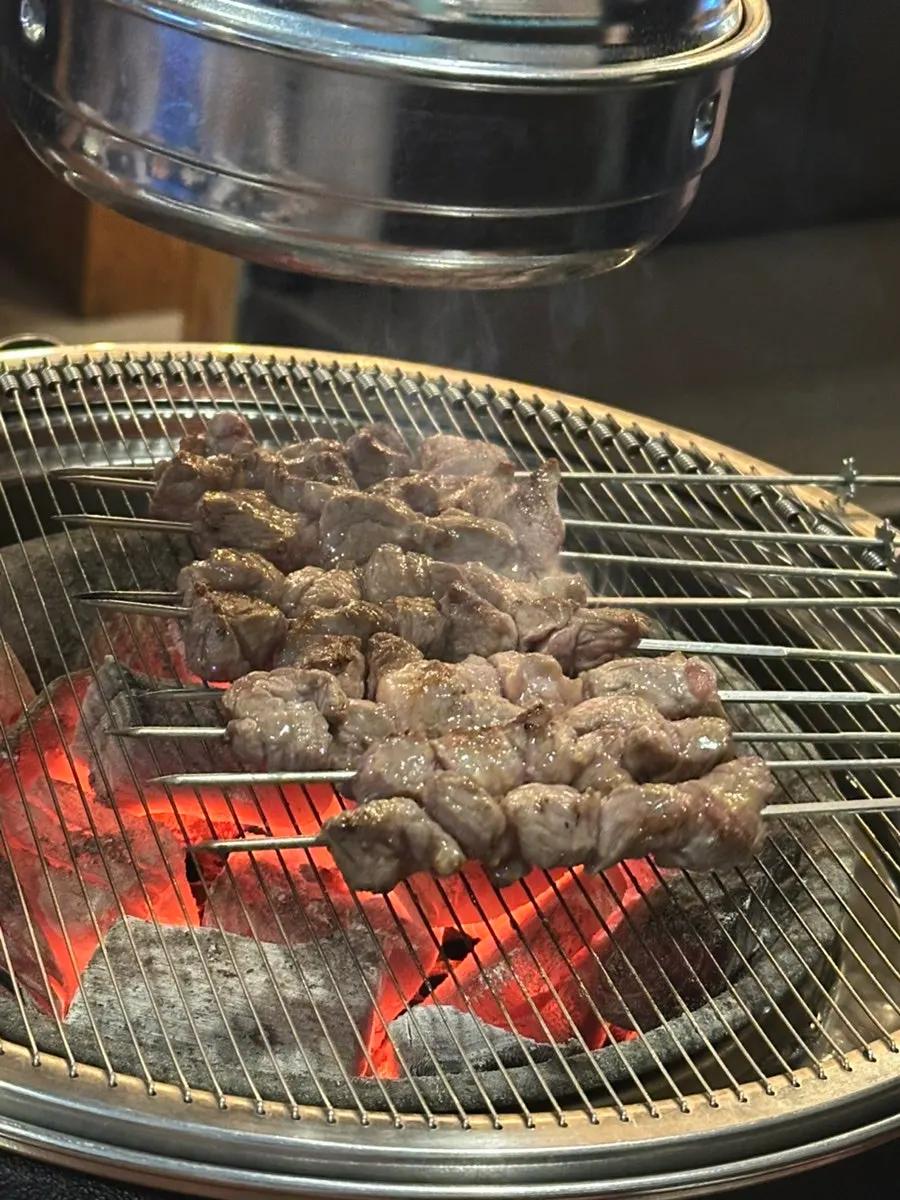 화로에 올려진 양꼬치