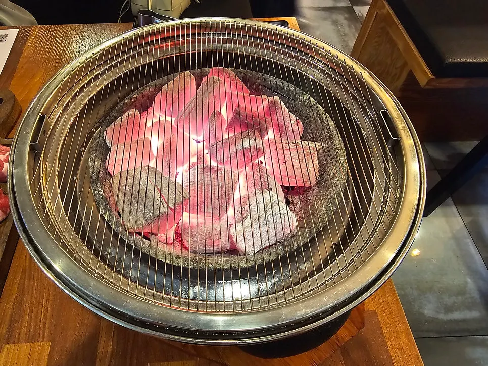 양배추무침과 명이나물, 마늘절임 기본찬