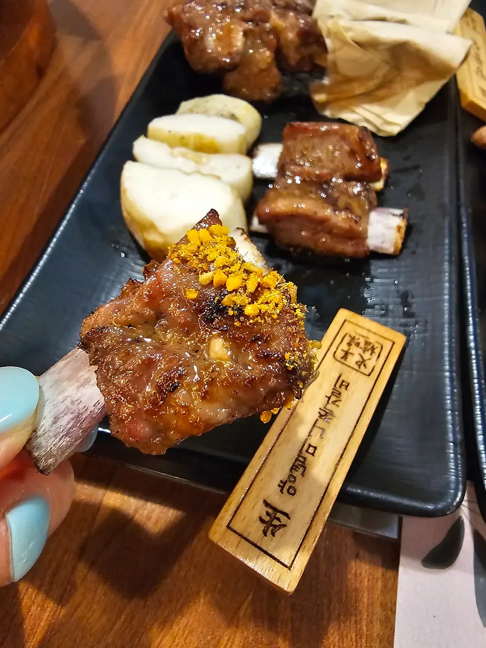 손으로 뜯어 먹는 양념 쪽갈비