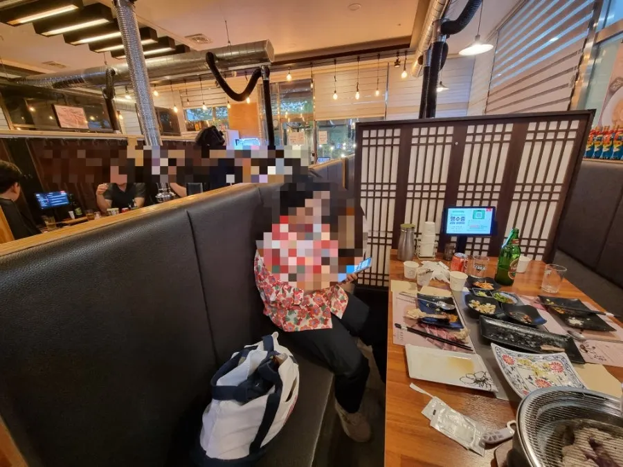 칸막이가 있는 화로양미 매장 내부