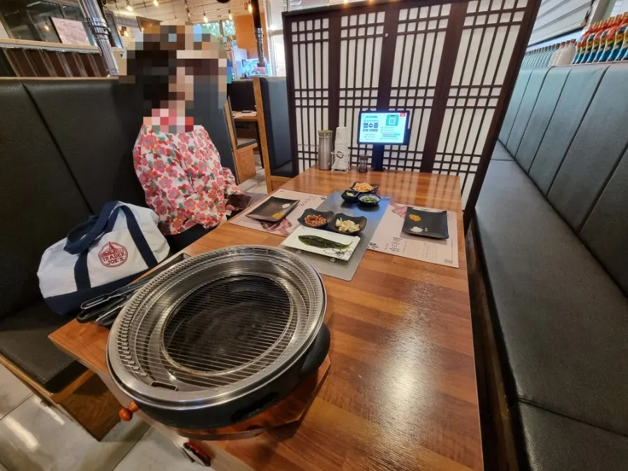 정돈된 분위기의 양갈비집 테이블 좌석