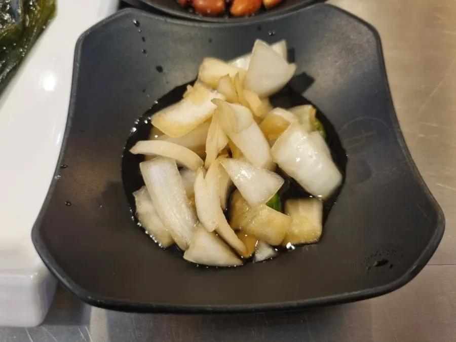 기본 반찬이 놓인 테이블