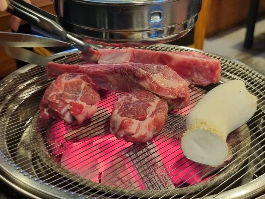 참숯 화로에 올린 양갈비