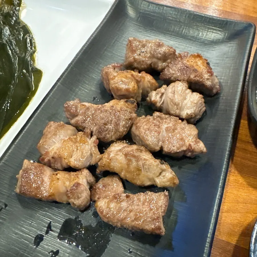 참숯 화로에서 노릇하게 구워지는 숄더랙