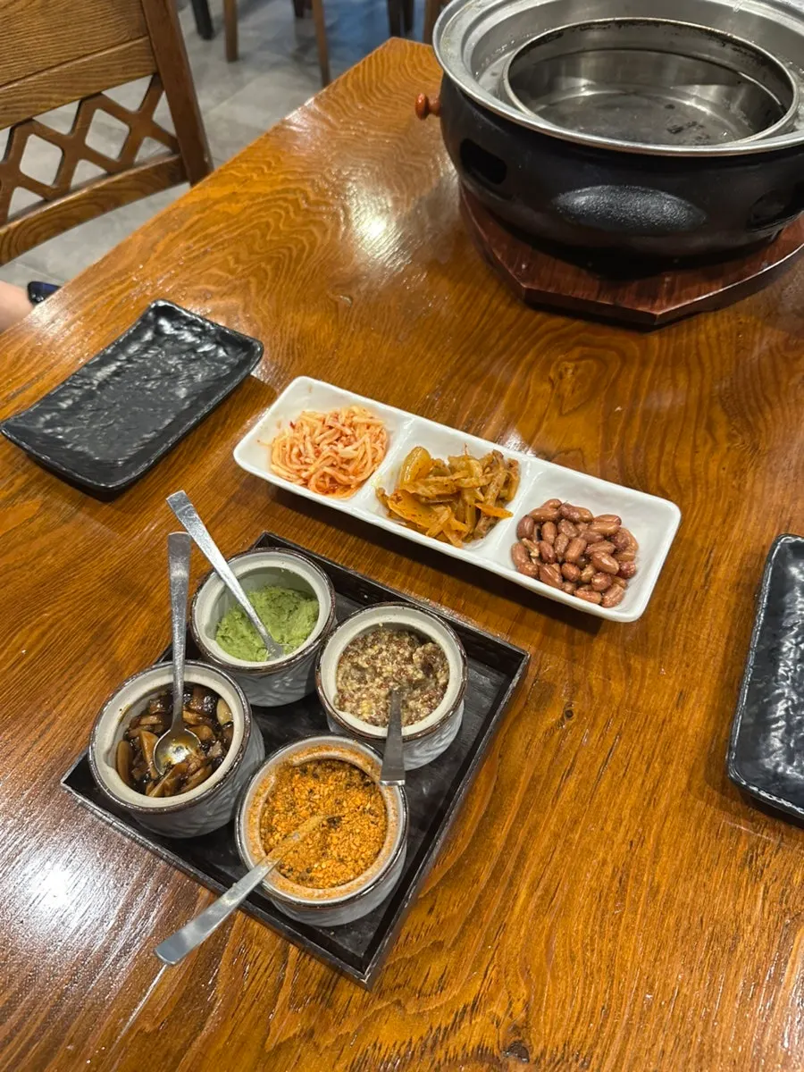 화로양미 기본찬과 소스 세팅