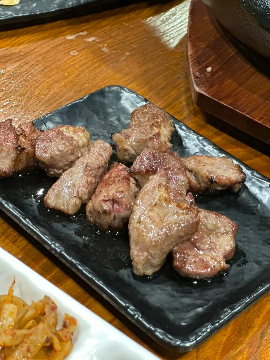 다 익은 양고기 구이 한 점