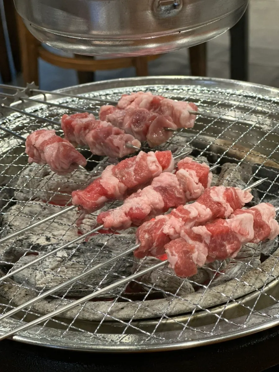 화로에 올린 화로양미 양꼬치 200g