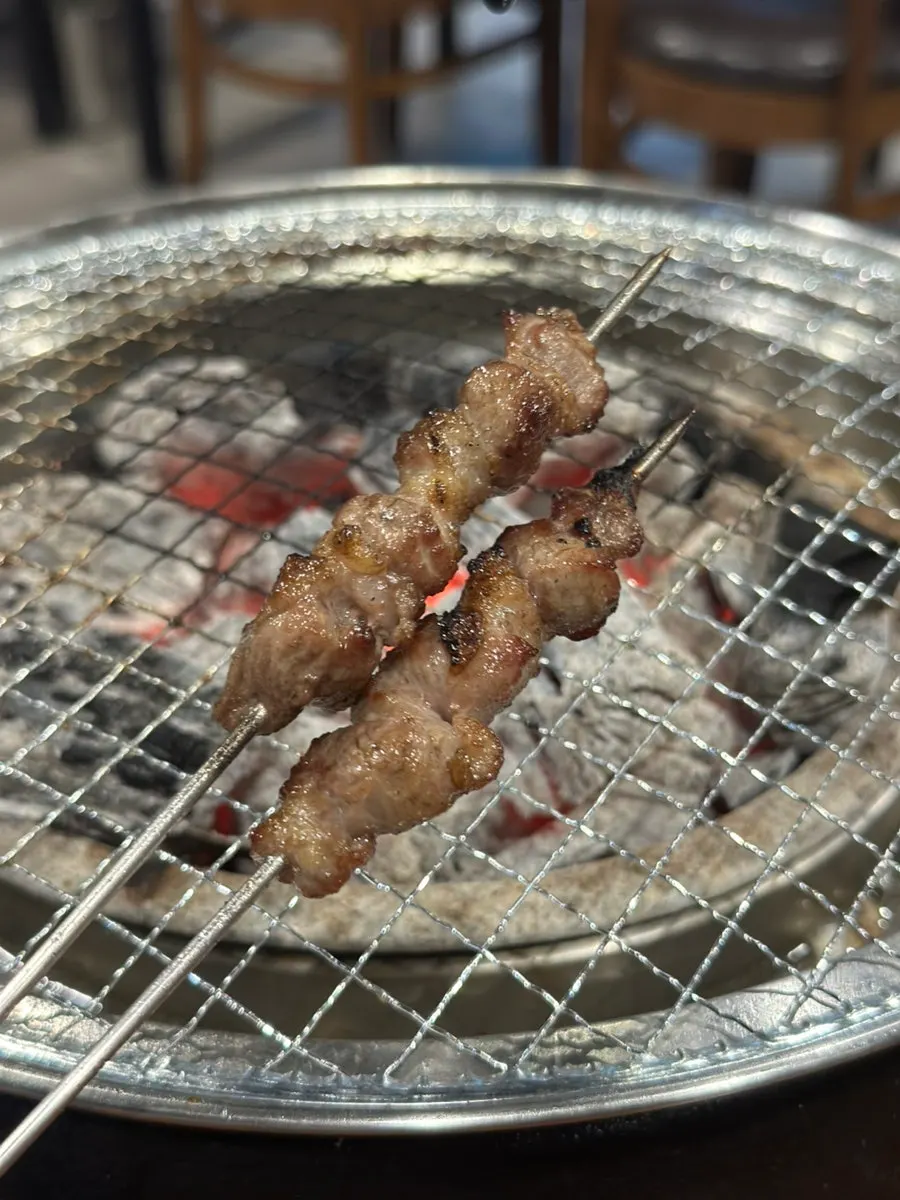 칸막이로 구분된 화로양미 넓은 홀