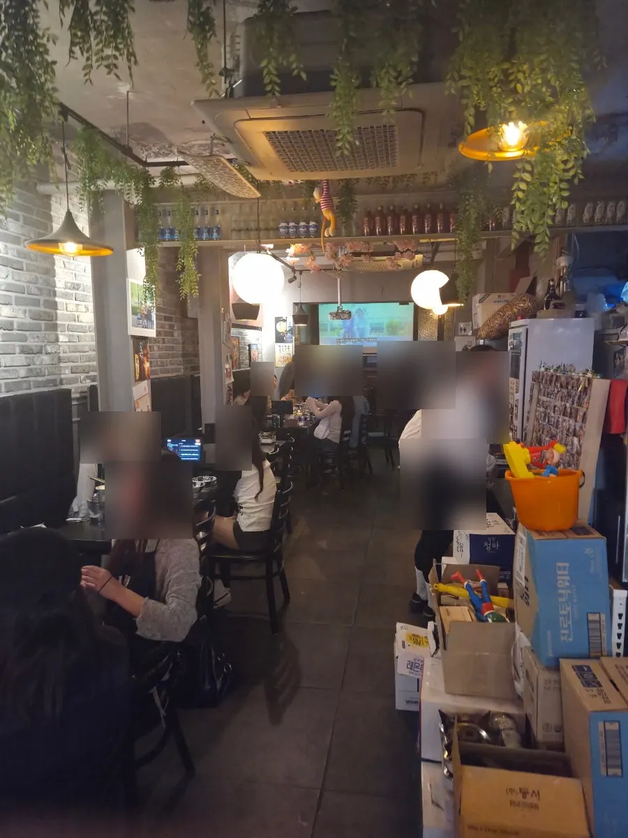 샤로수길 화룡주점 빨간 한자 네온사인 간판