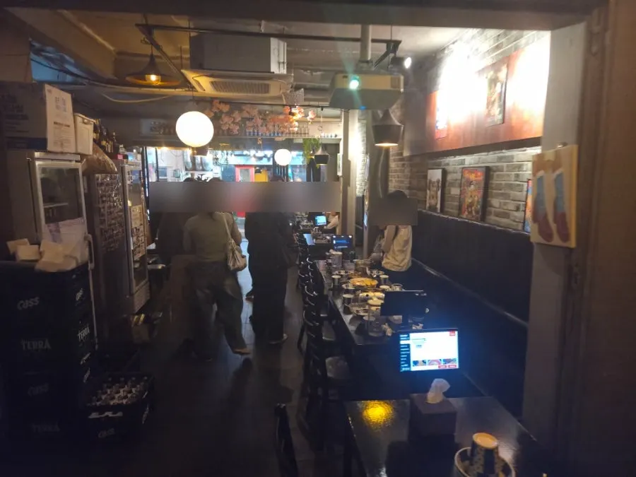압력솥으로 곱도리탕을 조리 중인 화룡주점 내부