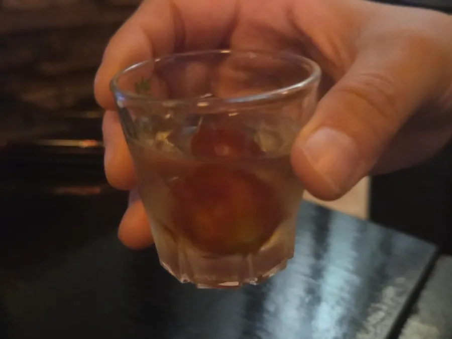 매실토마토절임과 소주잔