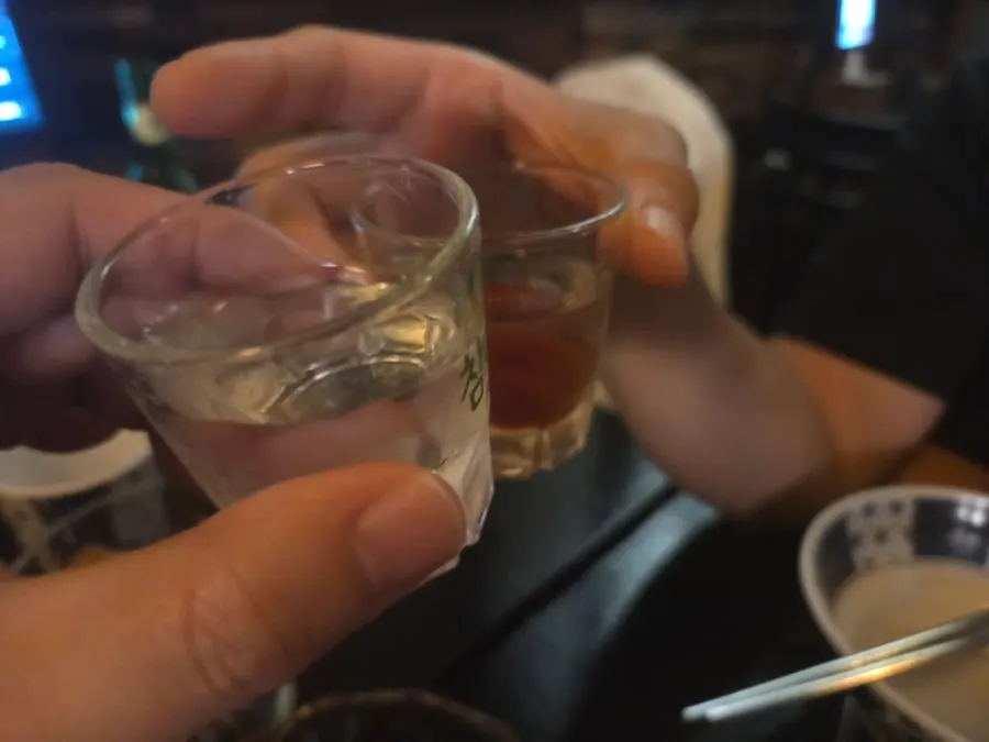 소주에 매실토마토절임을 넣은 잔