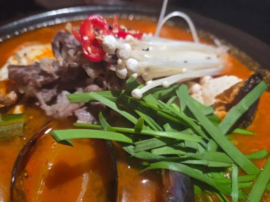 어두운 조명 아래 끓고 있는 짬뽕탕