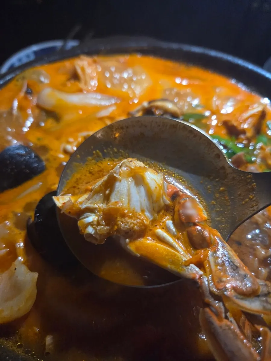 기름기 적당한 맑은 짬뽕탕 국물