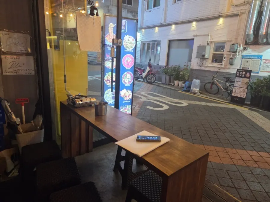 길가를 바라보는 화룡주점 야장 자리
