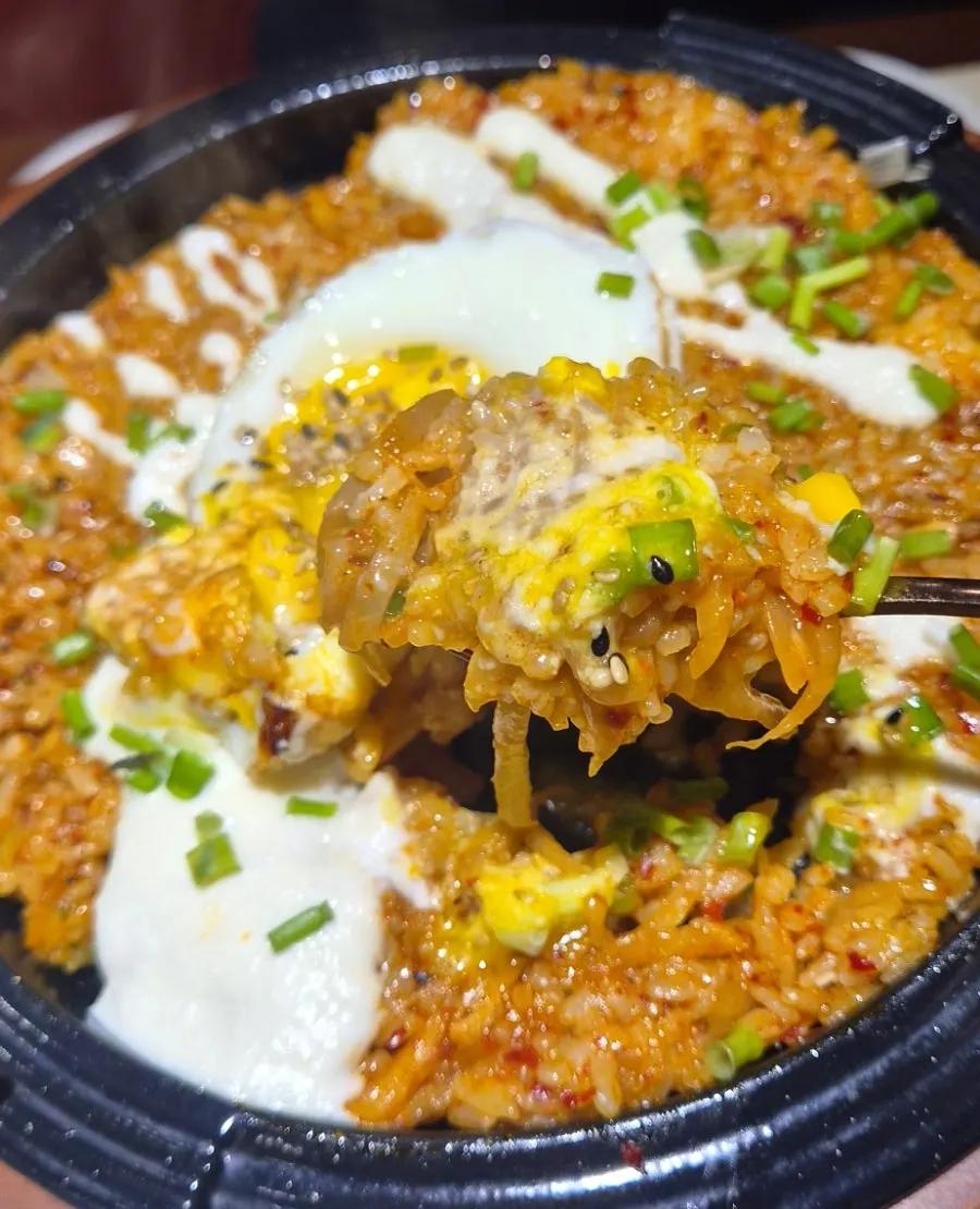 大根ナムルが混ざった炒飯のクローズアップ