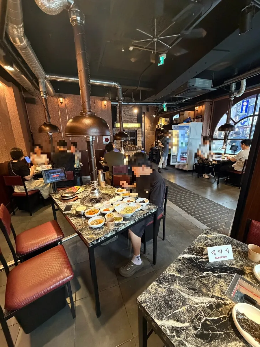 화설 이수직영점 2층 단체석과 프라이빗 룸 분위기