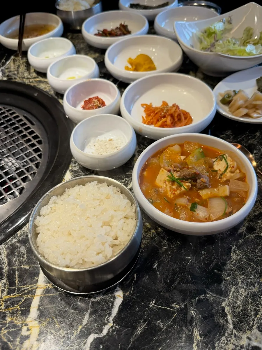 고기가 가득한 한우 된장찌개 속