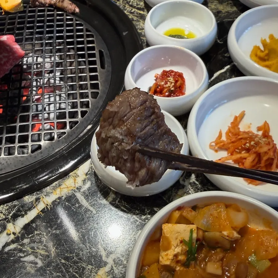 꽃과 함께 플레이팅된 흑우 꽃살