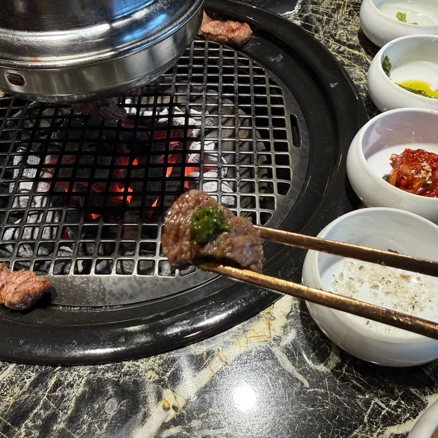 바질을 올려 먹는 흑우 꽃살 한 점