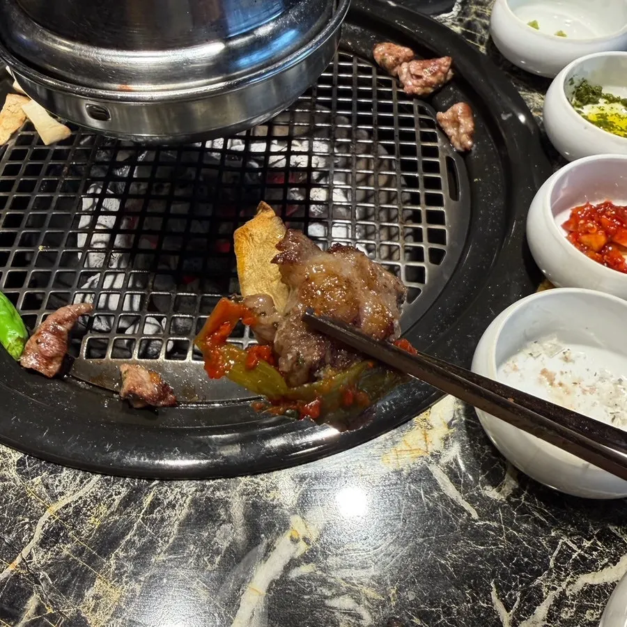 그릴에서 구워진 흑우 갈비살