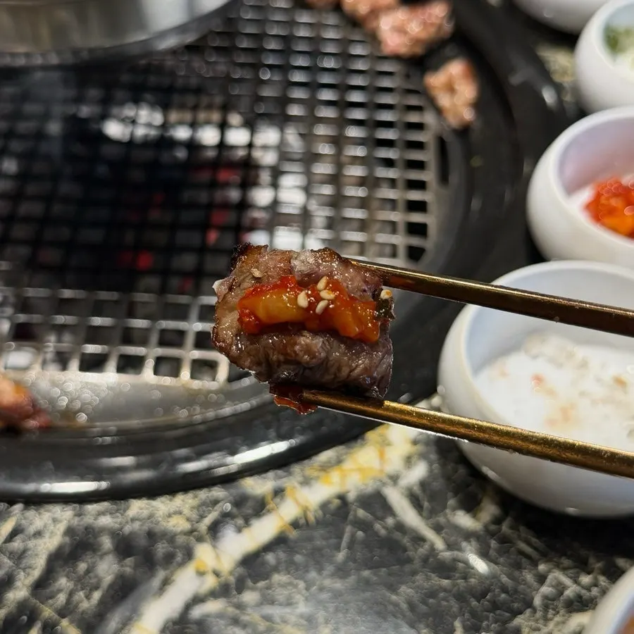 새송이버섯과 파김치에 싸 먹는 흑우 고기