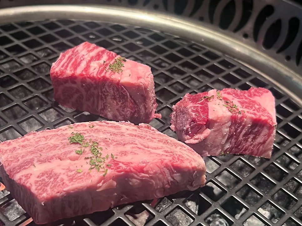 塩とわさびを添えたサーロイン一切れ