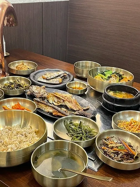 A plate of golden grilled hairtail