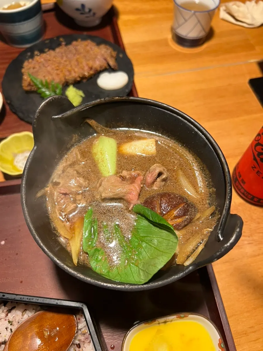 끓고 있는 스키야키 냄비