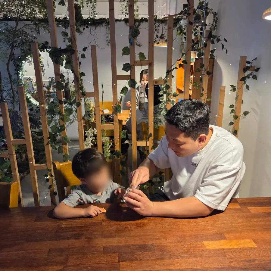 Seating inside Sindong Lab Hwaseong Bongdam Branch