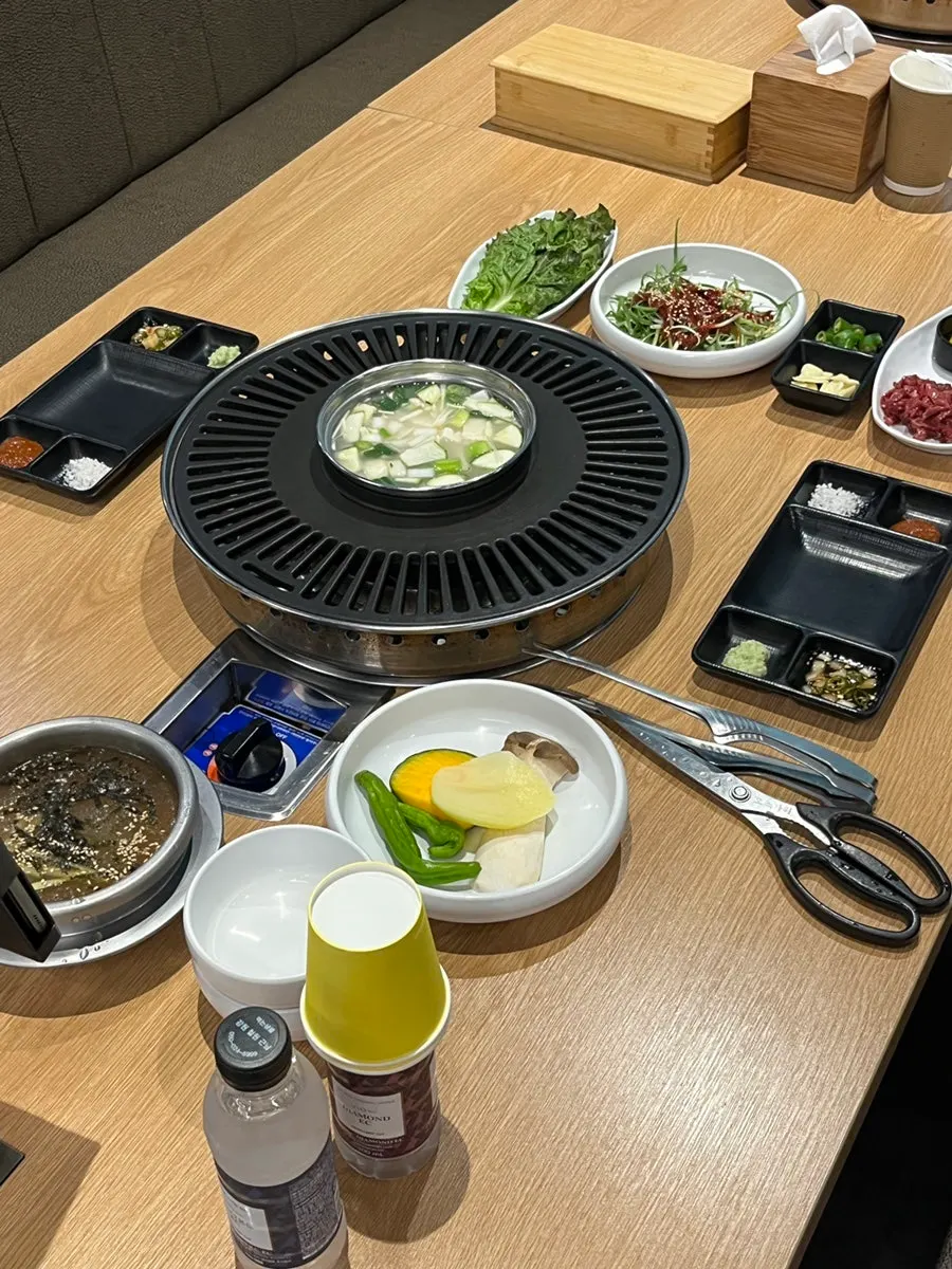 일회용 물병이 놓인 테이블 세팅