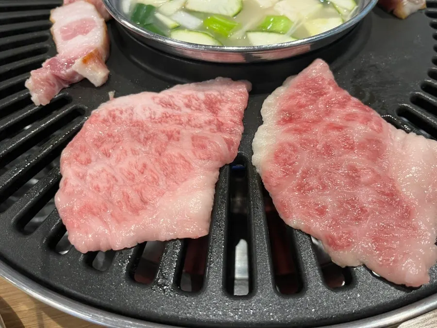 불판 위 차돌박이와 삼겹살