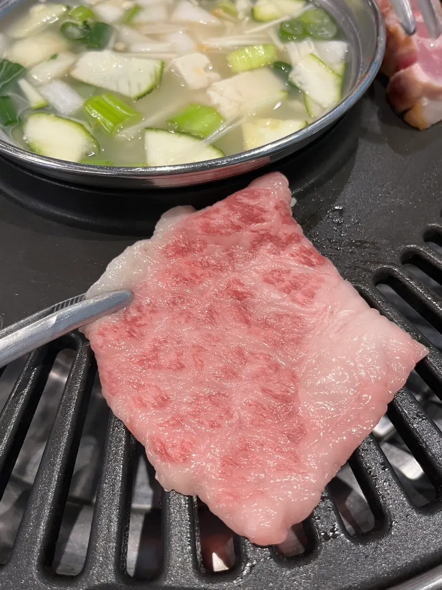 금방 익은 차돌박이 한 점
