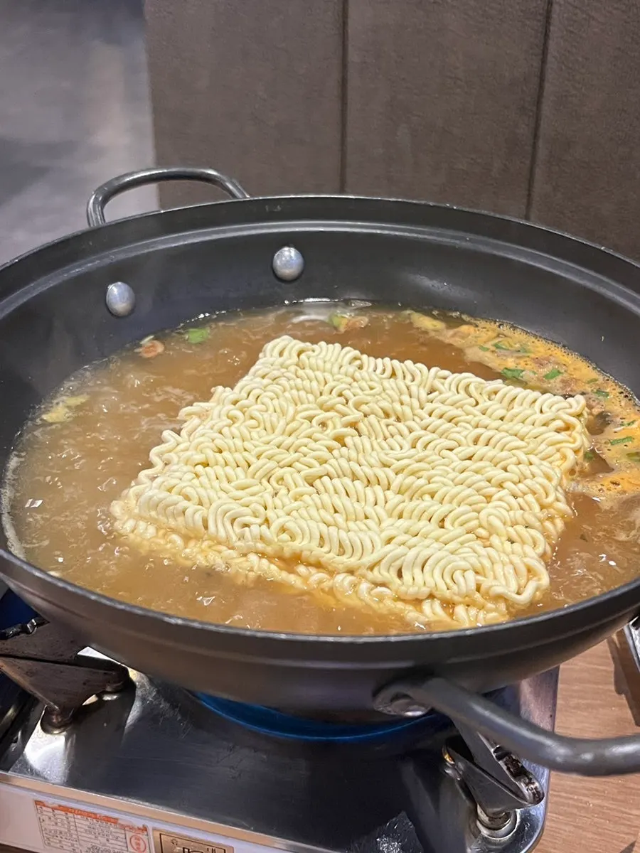 후식으로 끓인 사골육수 라면