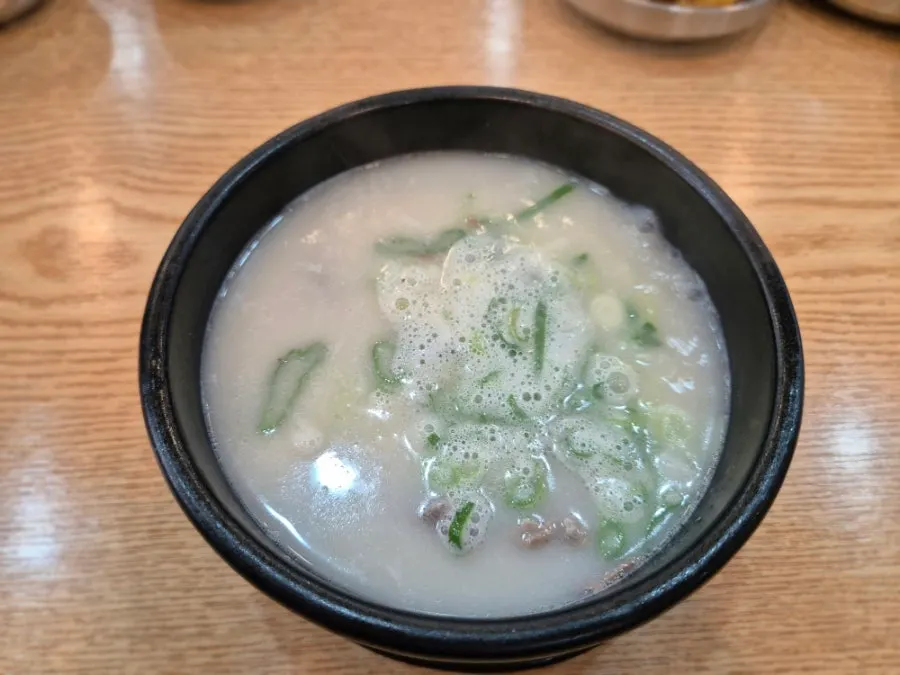 뽀얀 사골육수의 하가네 한우곰탕 한 그릇