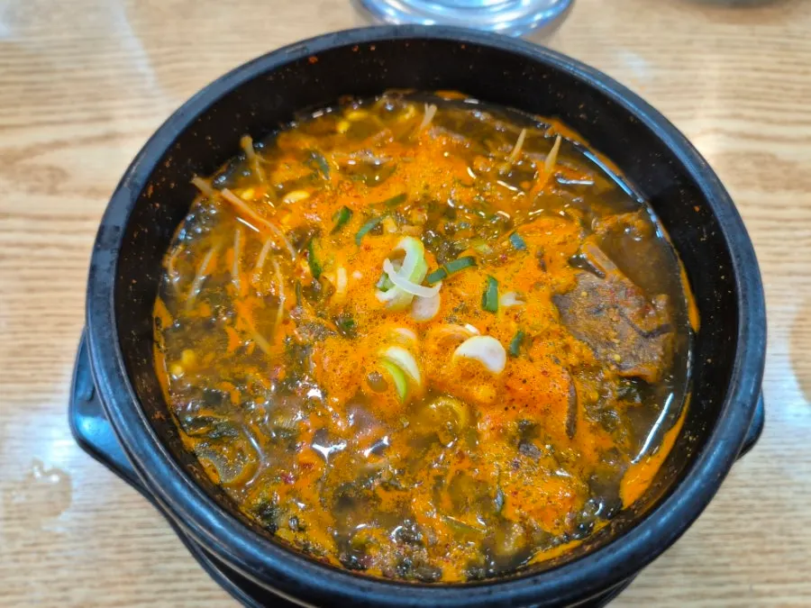 뚝배기에 끓여져 나온 얼큰우거지탕